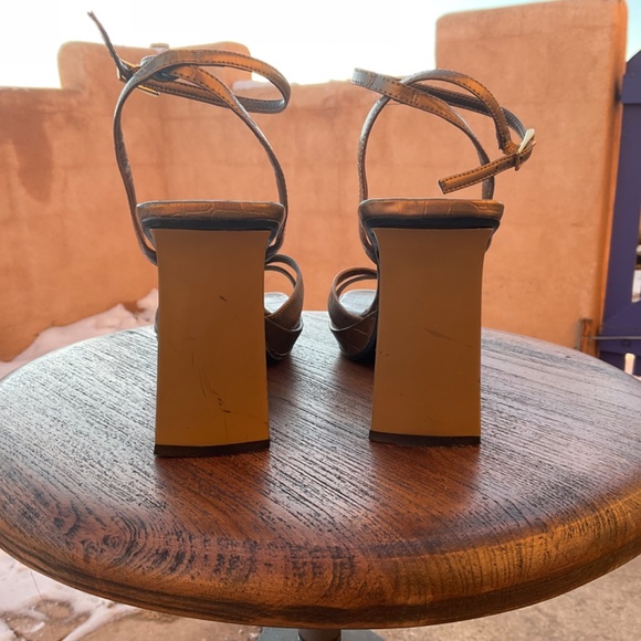 Nine West Iridescent Strappy Heel. Size 7.5 M. Gold Iridescent Alligator Print. - Picture 3 of 6